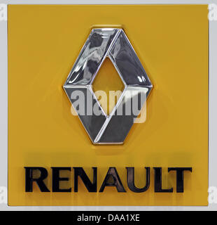 (Afp) - Un fichier photo datée du 14 avril 2010 présente le logo et lettrage de voiture française Société Renault dans l'auto voiture juste Mobil International (AMI) à Leipzig, en Allemagne. La vente de véhicules Renault en Allemagne a considérablement diminué au cours de la dernière année. Selon des rapports de Renault le 05 janvier 2011, 116 000 voitures ont été autorisés en 2010 et 143 000 dans l'année précédente. Photo Banque D'Images