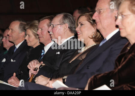 (L-R) Arch duc Carl Christian d'Autriche, son épouse la Princesse Marie-Astrid, le Grand-Duc Henri, Grand-duc Jean, la Grande-Duchesse Maria Teresa, le Roi Albert II et la reine Paola de Belgique à assister aux célébrations du 90e anniversaire du Grand-Duc Jean à la salle philharmonique de Luxembourg, Luxembourg, 05 janvier 2011. ATTENTION - crédit obligatoire : SIP/Luc Deflorenne Banque D'Images