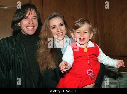 (Afp) un fichier photo datée du 19 décembre 1996 de (L-R) chanteur allemand Juergen Drews, sa femme et sa fille Ramona Joelina à Berlin, Allemagne. Joelina cibles Drews poussant sa propre carrière. Le 15-year-old effectue la chanson 'File' le 08 janvier 2011. Photo : Nestor Bachmann Banque D'Images