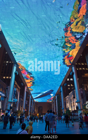 Vue sur le plus grand écran LED du genre au monde, s'étendant sur 250m x 30m au centre commercial place dans le centre de Pékin, Chine, RPC. Banque D'Images