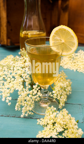 Le jus de sureau avec tranche de citron sur la table rustique Banque D'Images