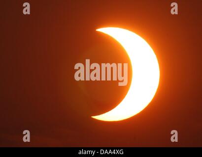 (Dossier) - Un fichier dpa photo datée du 31 mai 2003 montre le ciel pendant une éclipse à Hambourg, Allemagne. Le 04 janvier 2011, une éclipse partielle se produit en Europe centrale. Photo : Patrick Pleul Banque D'Images