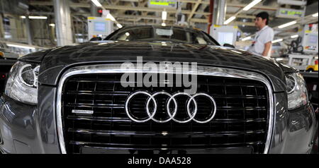 (Afp) un fichier photo datée du 13 mai 2009 d'une Audi A6 en cours de production à Neckarsulm, en Allemagne. Le 06 janvier 2011, le constructeur automobile allemand Audi a les rapports des ventes record. Un total de 1,092 millions de voitures ont été vendues en 2010, un plus d'environ 15  % par rapport à 2009. Photo : Bernd Weissbrod Banque D'Images