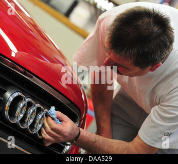 (Afp) un fichier photo en date du 08 mars 2010 d'une Audi A3 en cours d'assemblage dans Ingolsatdt, Allemagne. Le 06 janvier 2011, le constructeur automobile allemand Audi a les rapports des ventes record. Un total de 1,092 millions de voitures ont été vendues en 2010, un plus d'environ 15  % par rapport à 2009. Photo : Stefan Udry Banque D'Images