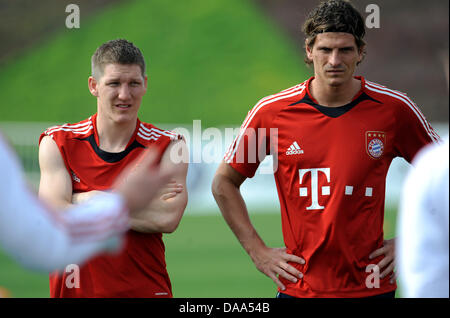 Bastian Schweinsteiger de Munich (L) et Mario Gomez au cours de la formation du club camp à Doha, Qatar, 07 janvier 2011. Photo : Andreas GEBERT Banque D'Images