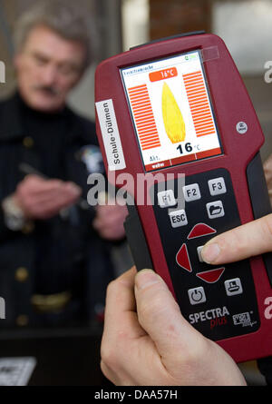 L'analyse des gaz brûlés d'un capteur est à l'essai à un ramoneur dans l'école à Duelmen, Allemagne, 14 décembre 2010. La routine de travail a beaucoup changé pour ramoneurs au cours de la dernière décennie. La disparition des fours à charbon a rendu inutile pour ramoneurs à escalader les toits. Dans l'année de 2010, un ramoneur a trouvé la plupart de ses travaux dans la chaufferie. L'une de ses tâches nowa Banque D'Images