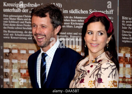 Un fichier photo datée du 27 septembre 2010 présente le couple princier danois couronne royale Frederik et son épouse, la princesse Mary au cours d'une visite d'État à l'église Saint-Nicolas à Stralsund, Allemagne. La princesse du Danemark a donné naissance à des jumeaux, un garçon et une fille. Ils sont nés à l'Hôpital Universitaire de Copenhague, Danemark. Le père Prince Frederik est allé(e) à Banque D'Images