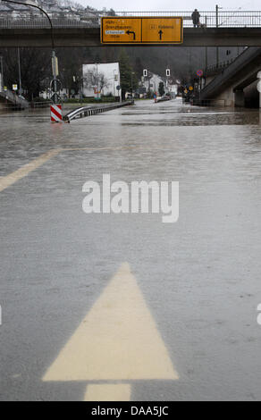 La route fédérale 42 est bloqué par la crue des eaux près de Coblence, Allemagne, 09 janvier 2011. La fonte des neiges et les fortes pluies ont causé des niveaux d'eau dans les rivières du Rhin et de la Moselle. Photo : THOMAS FREY Banque D'Images