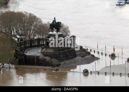 La statue de l'empereur Guillaume sur le coin allemand est inondé à Coblence, Allemagne, 09 janvier 2011. La fonte des neiges et les fortes pluies ont causé des niveaux d'eau dans les rivières du Rhin et de la Moselle. Photo : THOMAS FREY Banque D'Images