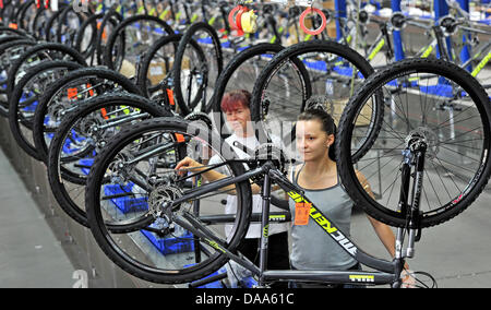 (Afp) un fichier photo en date du 01 juillet 2010 de bicyclettes en cours d'assemblage à Sangerhausen, Allemagne. Photo : Hendrik Schmidt Banque D'Images