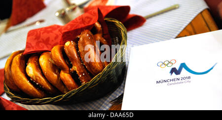 La candidature olympique de Munich 2018 soi-disant cahier de candidature à Munich, Allemagne, 10 janvier 2011. Les 400 pages de cahier de candidature présente les grandes lignes de Munich olympique de 2018 et sera remis au CIO le 11 janvier. Photo : MARC MUELLER Banque D'Images