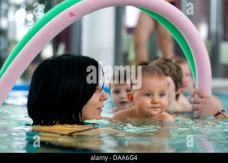 (Afp) un fichier photo datée du 16 janvier 2010 de Stephan Zimmermann et son fils Karl pendant un cours pour les bébés nageurs à Masserberg, Allemagne. Photo : Michael Reichel Banque D'Images