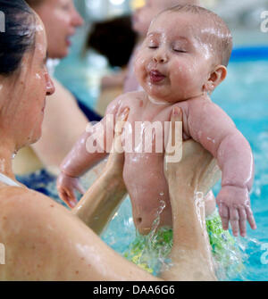 (Afp) un fichier photo datée du 16 janvier 2010 d'Lobutora Elli et sa fille Stella pendant un cours pour les bébés nageurs à Masserberg, Allemagne. Photo : Michael Reichel Banque D'Images