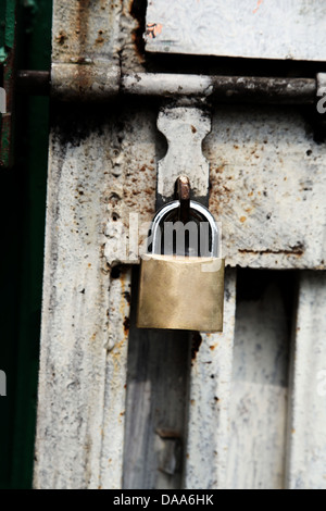 C'est une photo d'un cadenas fermé que fermer une porte. Nous ne pouvons pas aller à l'exception si vous avez la clé. Banque D'Images