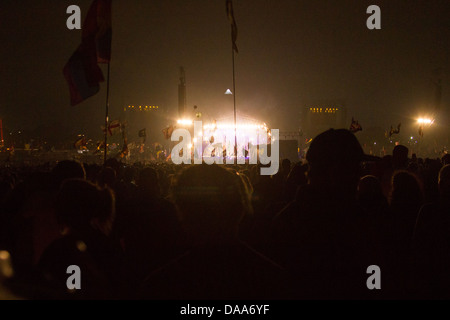 La foule record regardant les Rolling Stones effectuer sur la pyramide, Glastonbury Festival 2013 Banque D'Images