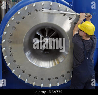 (Afp) - Un fichier photo datée du 18 mai 2009 montre Tim Technicien Jakob convient à un compresseur de gaz de la société Siemens à Leipzig, en Allemagne. La croissance économique en Allemagne s'est ralenti au quatrième trimestre de 2010. Le produit intérieur brut (PIB) a augmenté de 0,5 pour cent par rapport au trimestre précédent. Photo : Jan Woitas Banque D'Images