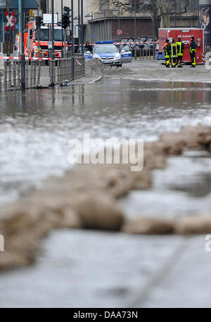 Les pompiers sont à la berge inondée de la Main à Francfort, Allemagne, 12 janvier 2011. Selon un porte-parole du service des incendies, la ville place en face de l'hôtel de ville - la soi-disant "Roemer'- est en danger d'être inondées, si le niveau d'eau atteint 4,9m. Le niveau d'eau de la rivière principale atteint 4,48m dans l'après-midi. Photo : Marius Becker Banque D'Images