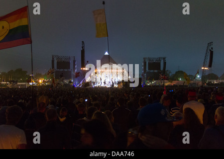 La foule record regardant les Rolling Stones effectuer sur la pyramide, Glastonbury Festival 2013 Banque D'Images