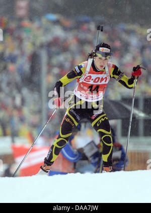 La biathlète française Marie Laure Brunet est photographié à la piste de ski de fond au cours de la 15km women's Coupe du monde à Ruhpolding (Allemagne), 13 janvier 2011. Photo : Marc Mueller Banque D'Images