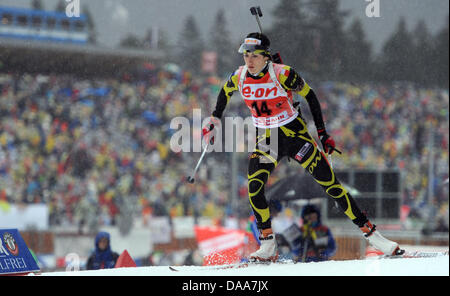 La biathlète française Marie Laure Brunet est photographié à la piste de ski de fond au cours de la 15km women's Coupe du monde à Ruhpolding (Allemagne), 13 janvier 2011. Photo : Marc Mueller Banque D'Images