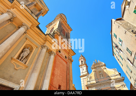 Fragment de la Basilique Saint Michel Archange sous ciel bleu à Menton, France. Banque D'Images