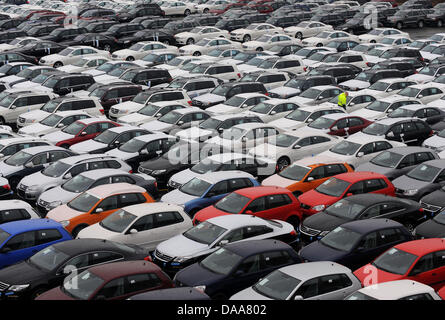 (Afp) un fichier photo en date du 05 décembre 2008 de voitures allemand prête à l'exportation à Bremerhaven, Allemagne. Association allemande de l'industrie automobile (VDA) a plus de 12  % des ventes de voitures par rapport à 2009. Photo : Ingo Wagner Banque D'Images