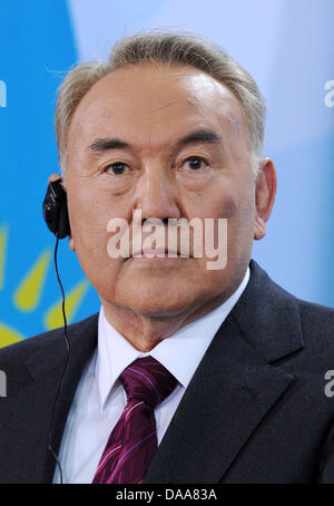 (Afp) un fichier photo en date du 03 février 2009 du Président kazakh Nursultan Nazarbayev à Berlin, Allemagne. Régnant depuis 20 ans, Narzanbayev reste président jusqu'en 2020 sans élections en raison d'un amendement constitutionnel. Photo : Rainer Jensen Banque D'Images