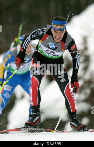 L'Allemand Michael Greis est concurrentiel dans le 10km Sprint Hommes à l'étape de coupe du monde de biathlon à Ruhpolding, en Allemagne, le 14 janvier 2011. Photo : Andreas Gebert Banque D'Images