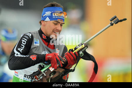 L'Allemand Michael Greis est concurrentiel dans le 10km Sprint Hommes à l'étape de coupe du monde de biathlon à Ruhpolding, en Allemagne, le 14 janvier 2011. Photo : Marc Mueller Banque D'Images