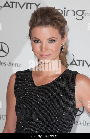 L'actrice Amber Lancaster arrive à l'Art de l'Elysium 'ciel' Gala au California Science Center à Los Angeles, USA, le 15 janvier 2011. Photo : Hubert Boesl Banque D'Images