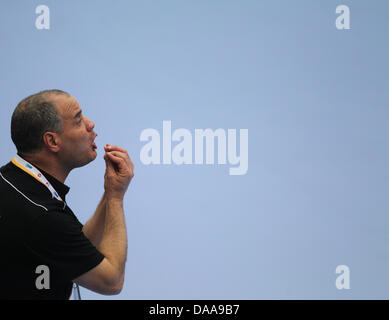 L'entraîneur-chef de l'Algérie Salah Bouchekriou à la ligne de côté au cours des gestes du groupe C Serbie match contre l'Algérie lors de la Coupe du Monde de Handball à Lund, Suède, 14 janvier 2011. Photo : Jens Wolf Banque D'Images