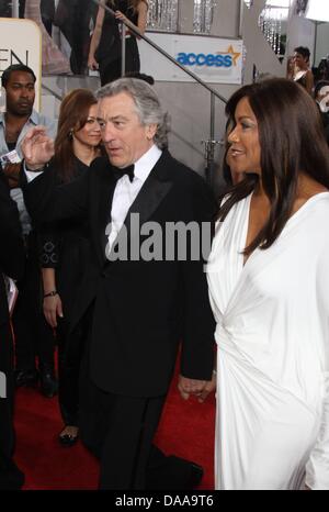 L'acteur américain Robert De Niro et sa femme Grace arrive à la 68e Golden Globe Awards présenté par la Hollywood Foreign Press Association à l'hôtel Beverly Hilton à Beverly Hills, Los Angeles, USA, 16 janvier 2011. Photo : Louis Garcia Banque D'Images