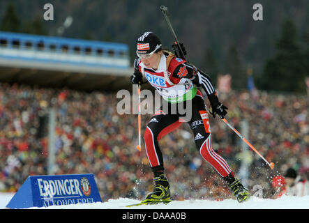 L'Allemagne Andrea Henkel fait concurrence au sprint 7,5 km femmes lors de la coupe du monde de biathlon à Ruhpolding, Allemagne, 15 janvier 2011. Photo : Marc Mueller Banque D'Images