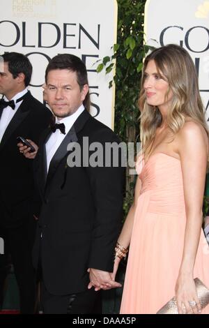 L'acteur américain Mark Wahlberg et sa femme Rhea Durham arrivent à la 68e Golden Globe Awards présenté par la Hollywood Foreign Press Association à l'hôtel Beverly Hilton à Beverly Hills, Los Angeles, USA, 16 janvier 2011. Photo : Louis Garcia Banque D'Images