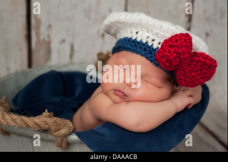 Bébé nouveau-né dans Sailor Girl Hat Banque D'Images