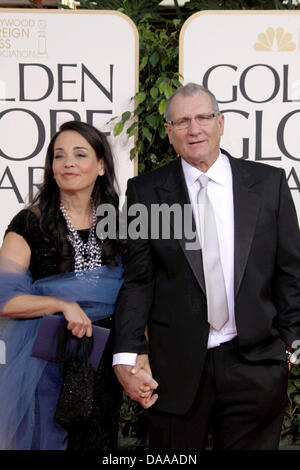 L'acteur américain Ed O'Neill et sa femme Catherine Rusoff arrive à la 68e Golden Globe Awards présenté par la Hollywood Foreign Press Association à l'hôtel Beverly Hilton à Beverly Hills, Los Angeles, USA, 16 janvier 2011. Photo : Louis Garcia Banque D'Images