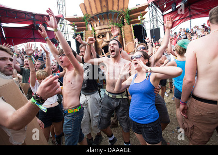 Des centaines de personnes prennent part à une masse pour tomates combattre dans un colisée de la Politique sur le dimanche du festival de Glastonbury. Banque D'Images