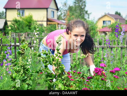 Belle jeune femme travaillant dans son jardin Banque D'Images