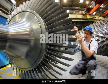 Un fichier photo datée du 2 juin 2010 montre un ingénieur au cours de l'assemblaging d'une turbine à l'homme dans l'usine Turbo Oberhausen, Allemagne. Rhénanie du Nord-Westphalie's industrial art entreprises fournira environ 5 000 nouveaux emplois. Ce pronostic a été présenté au cours de l'art industriel jours à Düsseldorf le 12 janvier 2011. Photo : Oliver Berg Banque D'Images