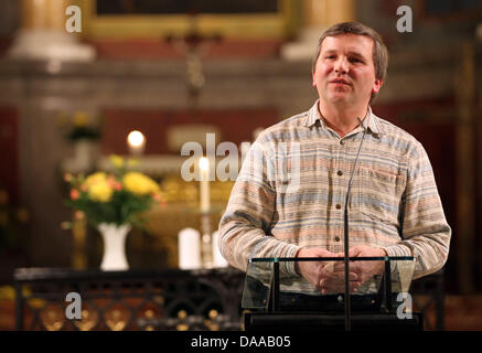 Reinhard Poetschke, le porte-parole de la famille qui a été enlevé au Yémen, s'élève face à l'église St Nicholas lors d'une prière pour la paix à Leipzig, Allemagne, 17 janvier 2011. Environ 150 personnes ont participé à la prière. La famille de cinq personnes a été kidnappé en juin 2009. Les parents avec l'un des trois enfants sont toujours portés disparus. Deux jeunes filles ont été libérés et sont retournés t Banque D'Images