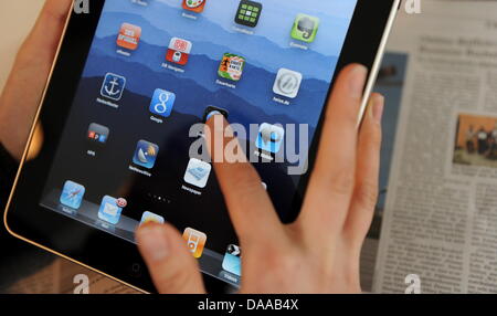 Un fichier photo datée du 06. Avril 2010. Une femme est à l'aide d'un IPad dans un café à Hambourg, Allemagne. L'augmentation de la compétition entre Ipad et ordinateurs personnels provoque la vente d'impôts pour les ordinateurs personnels, selon l'entreprise de recherche en marketing Gartner. Le volume des ventes pour 2010 se trouve encore à 13,8 pour cent. Photo : Angelika Warmuth Banque D'Images