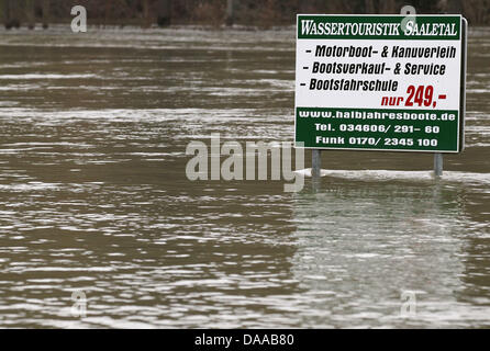 Les eaux de crue de la rivière Saale en Allemagne, Saale, 18 janvier 2011. Les forces de sauvetage en Allemagne se préparer à une deuxième vague d'inondation. Photo : JAN WOITAS Banque D'Images