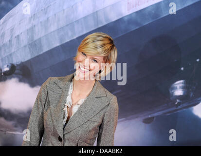 L'actrice canadienne Lauren Lee Smith assiste à la première du film 'Hindenburg' lancé par la chaîne de télévision allemande RTL au cinéma 'Kosmos' à Berlin, Allemagne, 18 janvier 2011. Le film est présenté à la télévision allemande le 06 et 07 février 2011. Photo : Jens Kalaene Banque D'Images