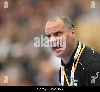 L'entraîneur-chef de l'Algérie Salah Bouchekriou de gestes à l'écart pendant le Championnat du Monde de handball masculin groupe C Serbie match contre l'Algérie à Lund, Suède, 14 janvier 2011. Photo : Jens Wolf Banque D'Images