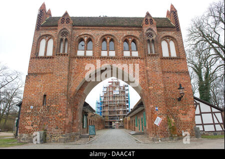 Une photo prise le 19 janvier 2011 montre la première et principale porte de ville à Neubrandenburg, Allemagne. Les sites du patrimoine culturel sont en cours de restauration des œuvres qui coûte environ 320 000 euros. Le bâtiment du 14e siècle a, en concertation avec la Stargader Treptower et Gate, a inventé la ville son surnom de "Ville de quatre portes'. Photo : Stefan Sauer Banque D'Images