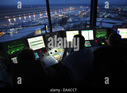 Les contrôleurs de vol de s'asseoir dans une tour à l'aéroport de Düsseldorf, Allemagne, 24 janvier 2011. L'attaque terroriste à Moscou, en Russie, avait d'abord pas d'effet sur la circulation de l'air allemande. Un avion de la Lufthansa de Duesseldorf a dû tourner et retourner après avoir terminé la moitié de l'itinéraire. Les 59 passagers étaient de retour à Düsseldorf dans l'après-midi. Pour le reste, les deux plus grands German Banque D'Images