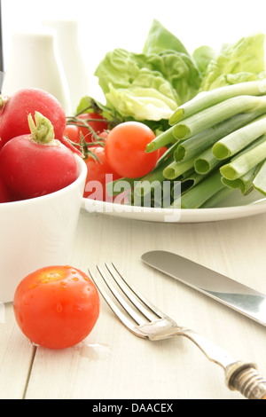 Un résumé l'heure du déjeuner avec salade de laitue tomates oignons de printemps et radis Banque D'Images