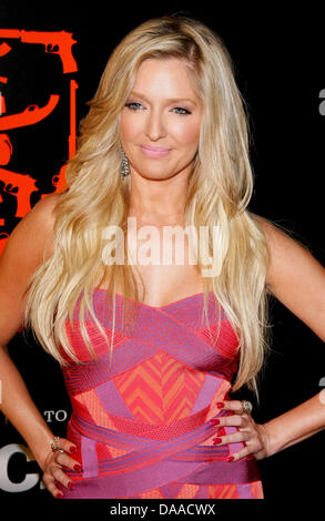 L'actrice Erika Jayne arrive à la première de 'l'Arclight Cinemas à mécanicien' à Los Angeles, USA, le 25 janvier 2011. Photo : Hubert Boesl Banque D'Images