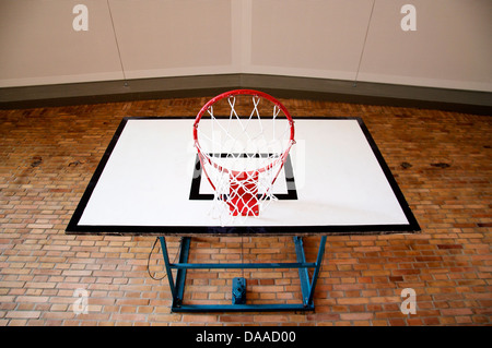 Panier de basket-ball à l'intérieur d'une salle de sport Vue de dessous Banque D'Images