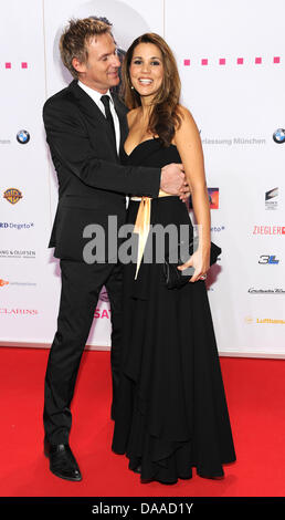 Présentateur de télévision allemande Karen Webb (R) et son mari Christian Mürau arrivent à l'award show pour le prix d'animation allemand DIVA à Munich, Allemagne, le 25 janvier 2011. Photo : Ursula Dueren Banque D'Images